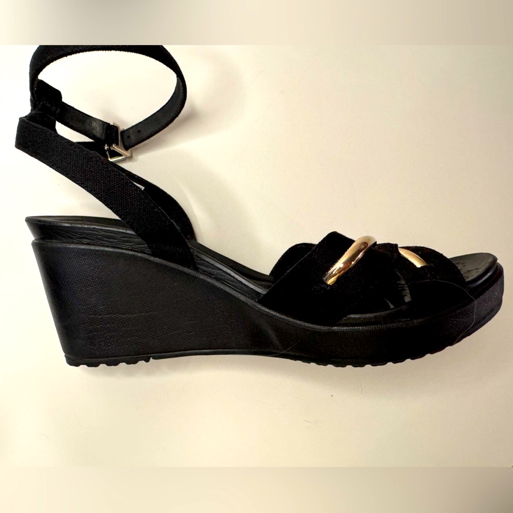 CROCS Elegant Black Sandals with Gold Straps - Picture 5 of 8